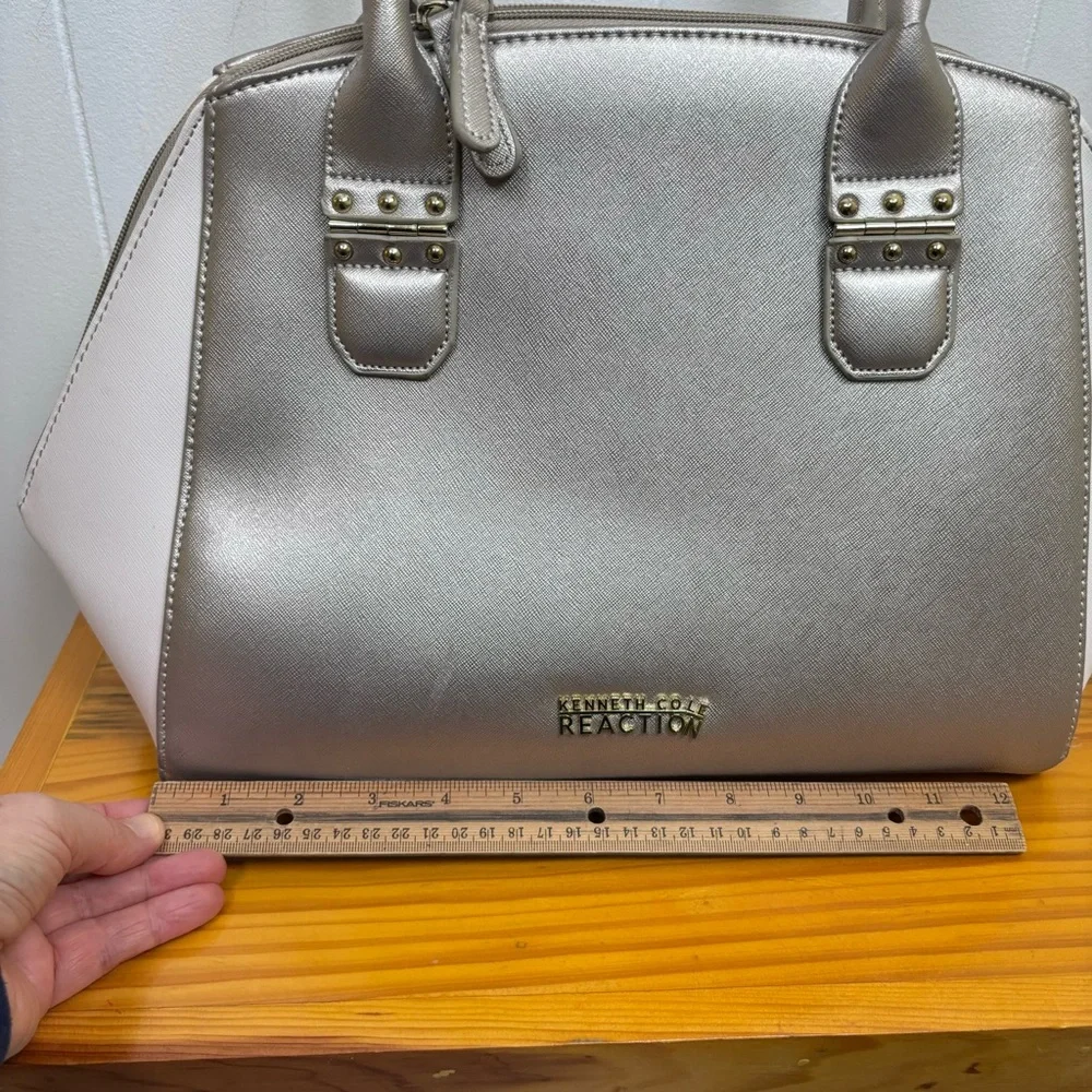 Kenneth Cole Reaction Shoulder Bag White and Silver Zippered Top‎ Large
